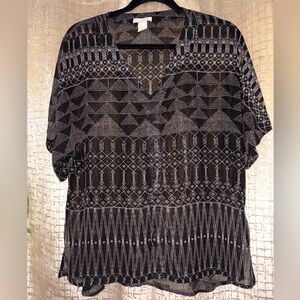 H&M Black & White Geometric V-Neck Blouse – Size 6 / M